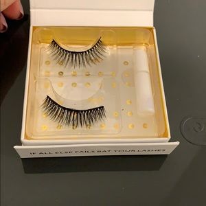 NewIn Box Battington Monroe 3D Silk Lashes w/ glue